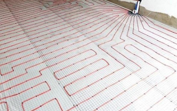 對于水地暖和電地暖相比哪個更好？還是得看健康安全性吧？