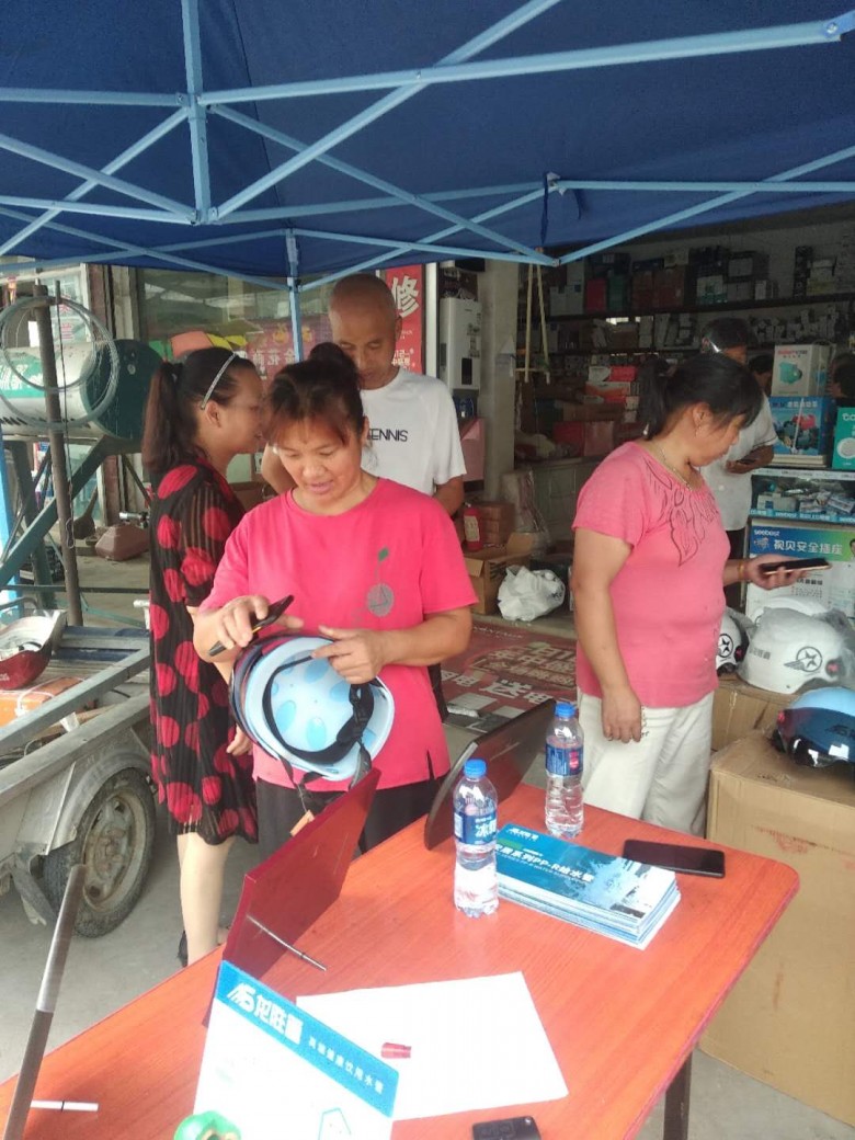 龍勝管海安運營中心助力“一盔一帶”，贈千頂安全盔以踐行社會責任