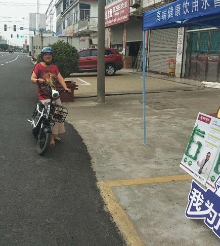 龍勝管海安運營中心助力“一盔一帶”，贈千頂安全盔以踐行社會責任