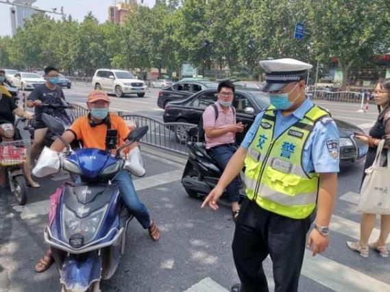 龍勝管海安運營中心助力“一盔一帶”，贈千頂安全盔以踐行社會責任